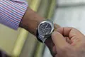 Un hombre mueve la manecilla del reloj para cambiar la hora