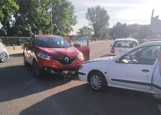 Una colisión entre dos turismos condiciona el tráfico en la capital
