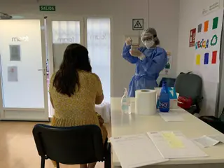 Una enfermera se prepara para realizar una prueba de diagnóstico de covid 19