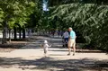 Abuelo paseando con su nieto. Archivo | EP