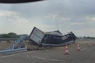 Camión volcado en la A-52 este sábado