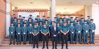 La Guardia Civil ha incorporado a 40 guardias civiles alumnos en prácticas en distintas unidades de la provincia de Zamora, donde permanecerán durante las próximas 40 semanas completando la fase final de su formación mientras refuerzan las labores de seguridad ciudadana. De los nuevos efectivos, 26 se incorporaron el pasado 29 de junio, mientras que los 14 restantes lo hicieron este lunes. Todos ellos fueron recibidos en la Comandancia de Zamora por el teniente coronel jefe, Héctor David Pulido, junto al subdelegado del Gobierno, Ángel García, y el comandante jefe de Personal y Apoyo, Pedro Matellán. Los alumnos pertenecen a la 131.ª promoción de la Academia de Guardias de Baeza y a la 172.ª promoción del Colegio de Guardias Jóvenes de Valdemoro. En total son 29 hombres y 11 mujeres, que desarrollarán su periodo práctico en unidades de las compañías de Zamora, Benavente y Puebla de Sanabria. Los nuevos agentes estarán destinados en los puestos de Villardeciervos, Manganeses, El Mercado, Alcañices, Mombuey, Zamora, Moraleja del Vino, Bermillo de Sayago, Toro, Corrales del Vino, Fuentesaúco, Puebla de Sanabria, Fonfría, Benavente, Tábara, Camarzana de Tera y Villalpando, reforzando la presencia de la Guardia Civil en todo el territorio provincial. Como dato destacado, entre los alumnos destinados a Zamora se encuentra la número uno de su promoción, que completará en la provincia esta segunda fase de su preparación antes de incorporarse definitivamente al servicio activo.