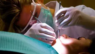 Paciente con un dentista en una clínica odontológica. Europa Press