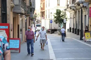 Zamoranos pasean por la calle San Torcuato