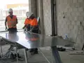 Trabajadores de la construcción en una obra con casco EUROPA PRESS