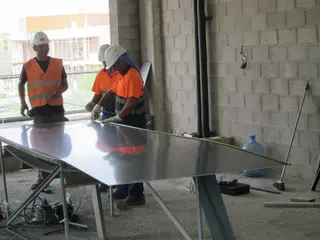 Trabajadores de la construcción en una obra con casco EUROPA PRESS