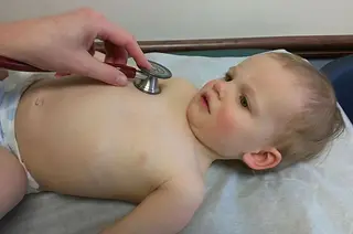 Niño bebe pediatra