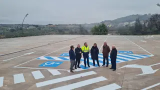 Representantes municipales y provinciales en el nuevo aparcamiento de Fermoselle