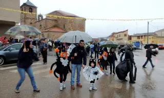 Desfile del baile de la cabra en Manganeses bajo el aguacero de 2019