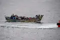 Decenas de migrantes llegando en un cayuco a Canarias el año pasado | EP