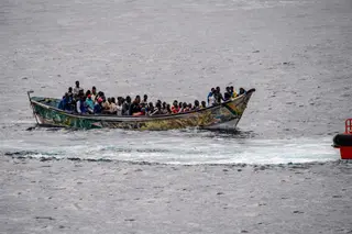 Decenas de migrantes llegando en un cayuco a Canarias el año pasado | EP