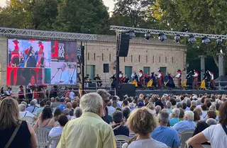 La Plaza de la Catedral a rebosar para disfrutar de la clausura del Festival Internacional de Folklore