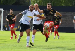 Coscia pelea un balón ante un jugador del Tudelano