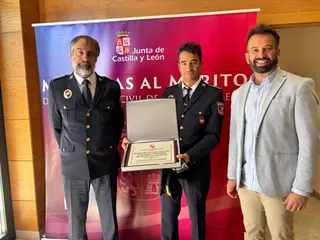 Entrega del reconocimiento a los bomberos