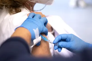 Una mujer recibe la vacuna contra la gripe Europa Press