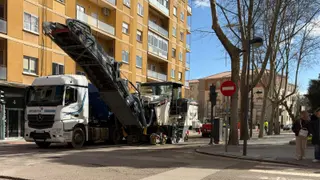 Obras de asfaltado en una calle de Zamora
