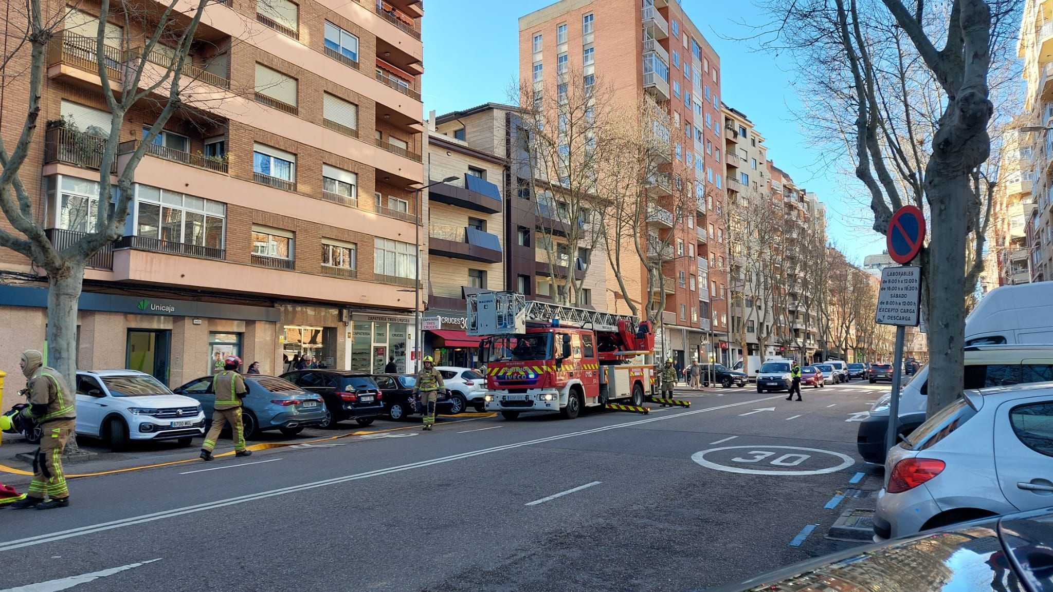 Imagen de los bomberos en la avenida de Tres Cruces