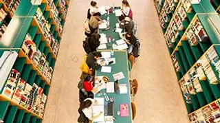 Alumnos de la USAL en la biblioteca