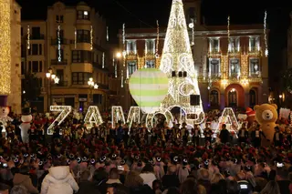 El animado pasacalles de Escena terminó con varias actuaciones en la Plaza Mayor | Alejandro Sardón