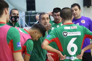Jandro da instrucciones a sus jugadores.