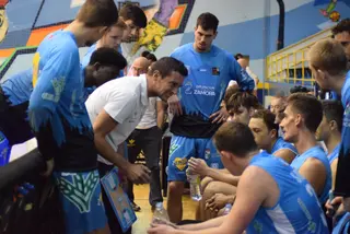 Saulo Hernández da instrucciones a sus jugadores en un partido