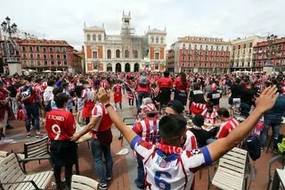 Trasladan al hospital a un joven aficionado del Atlético de Madrid tras quemarse una mano con una bengala