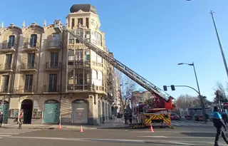 Los bomberos intervienen en el centro de la ciudad a causa de desprendimientos en una fachada
