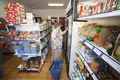 Imagen de una mujer comprando en el comercio rural. Archivo