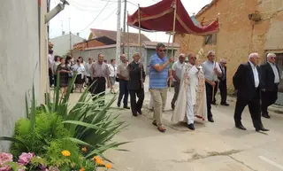 El párroco Laureano Fernández en una procesión del Corpus en Junquera de Tera.