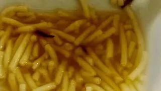 Abren expediente por servir sopa con gusanos al personal del hospital de León. TWITTER