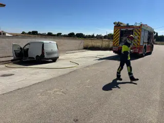 La rápida intervención de los bomberos evita que un vehículo se calcine