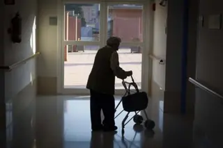 Una usuaria pasea en la residencia