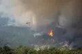 Un helicóptero colabora en las labores de extinción del fuego - Gabri Solera - Europa Press