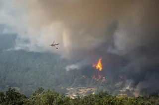 Un helicóptero colabora en las labores de extinción del fuego - Gabri Solera - Europa Press
