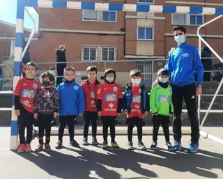 Uno de los equipos en el patio del colegio