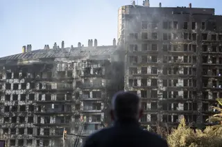 Un hombre observa la estructura del edificio tras el incendio de ayer, 22 de febrero, en el barrio de Campanar, a 23 de febrero de 2024, en Valencia, Comunidad Valenciana (España). Jorge Gil Europa Press