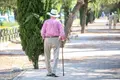 Anciano paseando. Archivo | EP