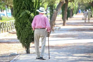 Anciano paseando. Archivo | EP