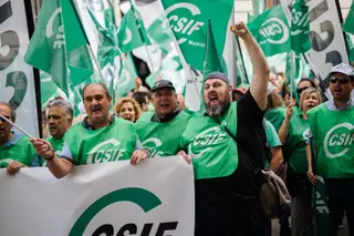 Varias personas con una pancarta durante una concentración del CSIF. EP