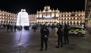 Apenas un centenar de jóvenes se reúnen en la Plaza Mayor de Salamanca