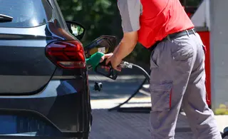 Una persona reposta gasolina en un coche. Marta Fernández. Europa Press. Archivo