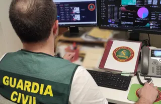 Un Agente De La Guardia Civil. Estafas. Ciberestafas