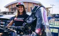 Sara Alonso junto a su moto de competición