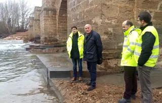 Las obras del puente de Castrogonzalo llegan a su recta final con la rehabilitación del último pilar