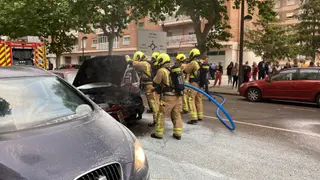 Incendio de un turismo en Zamora capital (3)