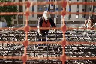 Obrero trabajando en la construcción | EP