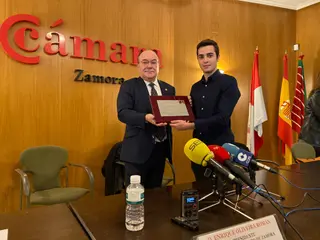 Enrique Oliveira, presidente de la Cámara de Comercio de Zamora, hace entrega de la plaza conmemorativa a Iván García