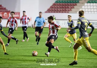 Una acción del partido entre el Zamora CF y el Badajoz
