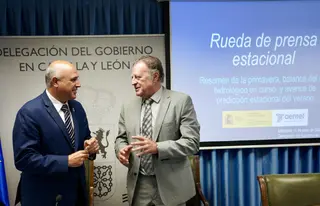 Miriam Chacón ICAL . El delegado territorial de la Aemet en Castilla y León, Manuel Mora, acompañado del subdelegado del Gobierno en Valladolid, Jacinto Canales