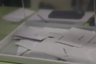 Votos en una urna. Europa Press. Archivo